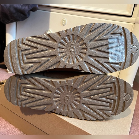 UGG Classic Short Logo Zip Boot - Picture 5 of 7